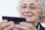 Senioren nutzen zunehmend mobile Kommunikation per Handy