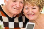 Auch Smartphones sind als Seniorenhandy sehr beliebt